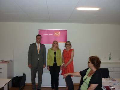 Der Kreisvorsitzende Volker Schebesta MdL, die FU Kreisvorsitzende Helga Wssner und Frau Schrempp.
Im Vordergrund Ingrid Ehle (Ehrenvorsitzende der FU)