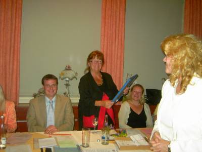 Ingrid Ehle mit dem Bild der Homepage Der FU-Ortenau berreicht durch Helga Gund(Internetbeauftragte) 