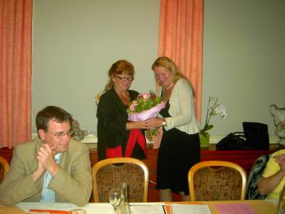 Birgit Veith bedankt sich bei Frau Ehle fr ihren jahrelangen Einsatz in der Frauenunion.