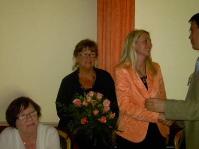 Volker Schebesta gratuliert Helga Wssner zur Wahl. Ingrid Ehle hlt die Blumen fr ihre Nachfolgerin bereit. 